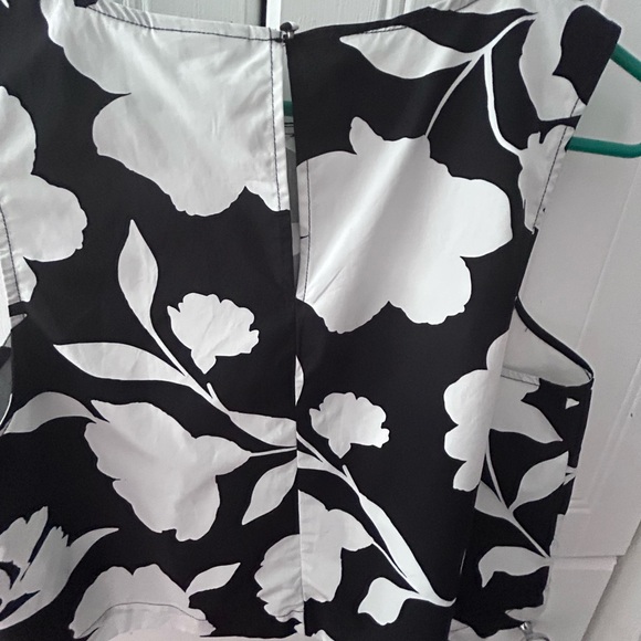 Kate Spade Black and White Floral Women's Crop Top w/Sleeveless Design NWOT CUTE - Picture 2 of 9